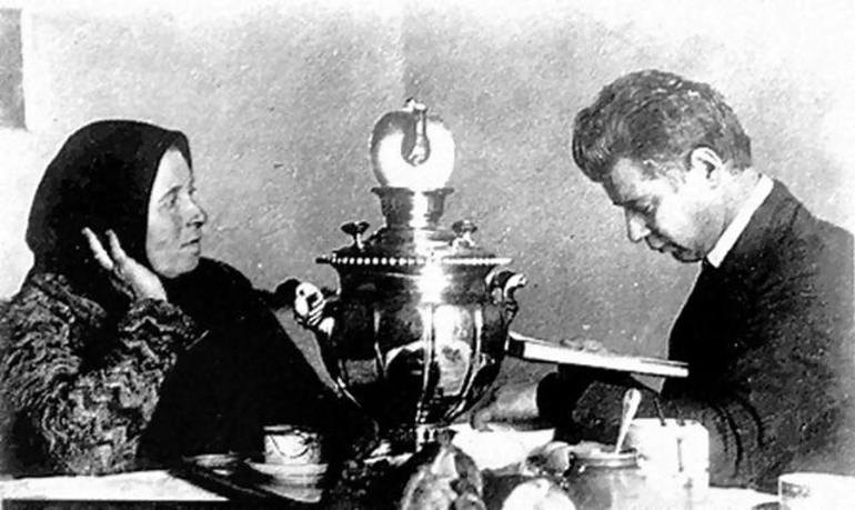 Сергей Есенин с мамой