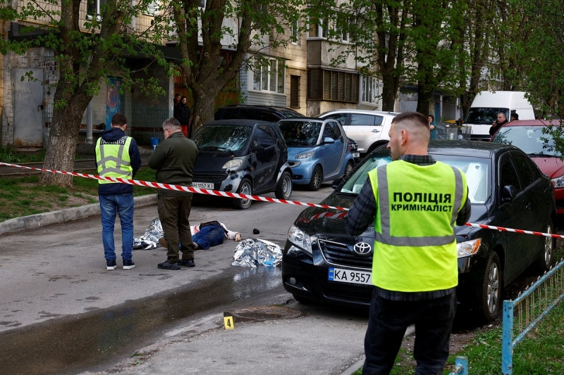 В Киеве вооруженный мужчина открыл стрельбу по людям