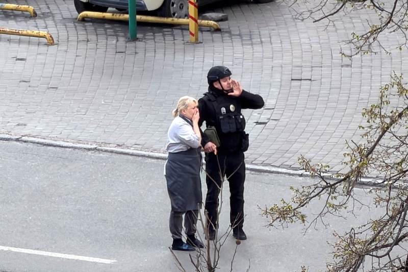 В Киеве вооруженный мужчина открыл стрельбу по людям